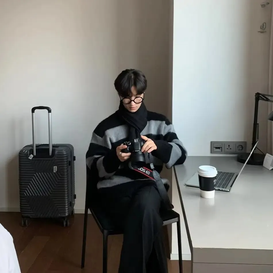 Round Neck Striped Design Soft Glutinous Sweater